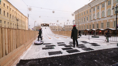 На Дворцовой площади заработала горка высотой 9 метров