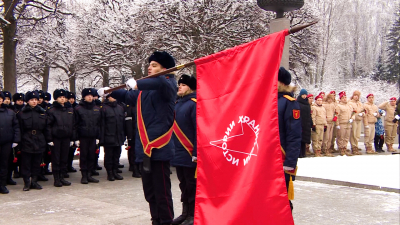 Молодёжный почетный караул приступил к несению службы на Пискарёвском мемориальном кладбище