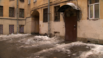 Тропы в сугробах и лёд на крышах: что мешает управляющим компаниям чистить дворы в Петербурге