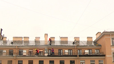 Петербуржцам показали уборку крыш от снега и наледи в Петроградском районе
