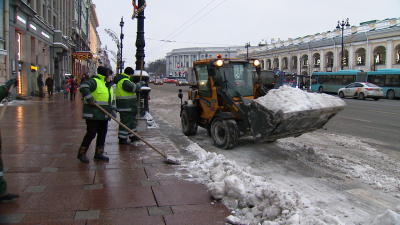 В Петербурге дорожники сконцентрировались на уборке снега с края проезжей части
