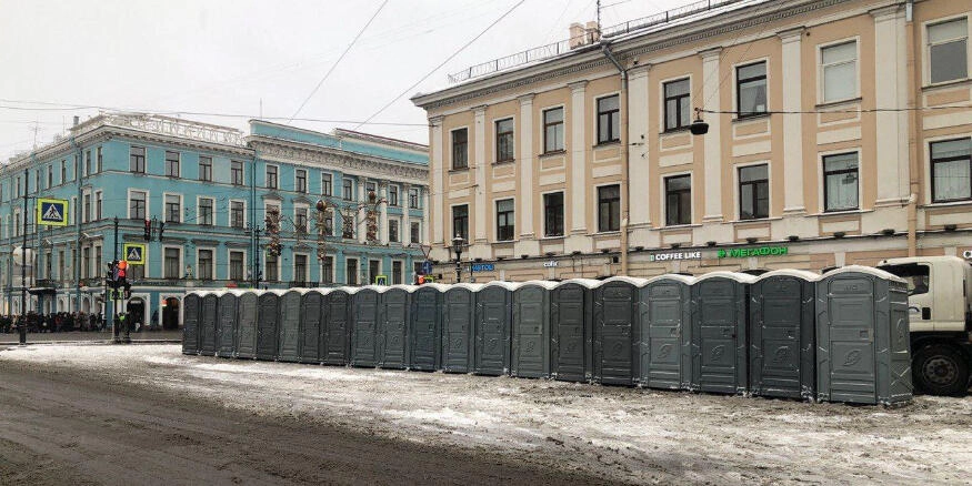 «Водоканал» установил на Дворцовой площади 50 дополнительных биотуалетов - tvspb.ru