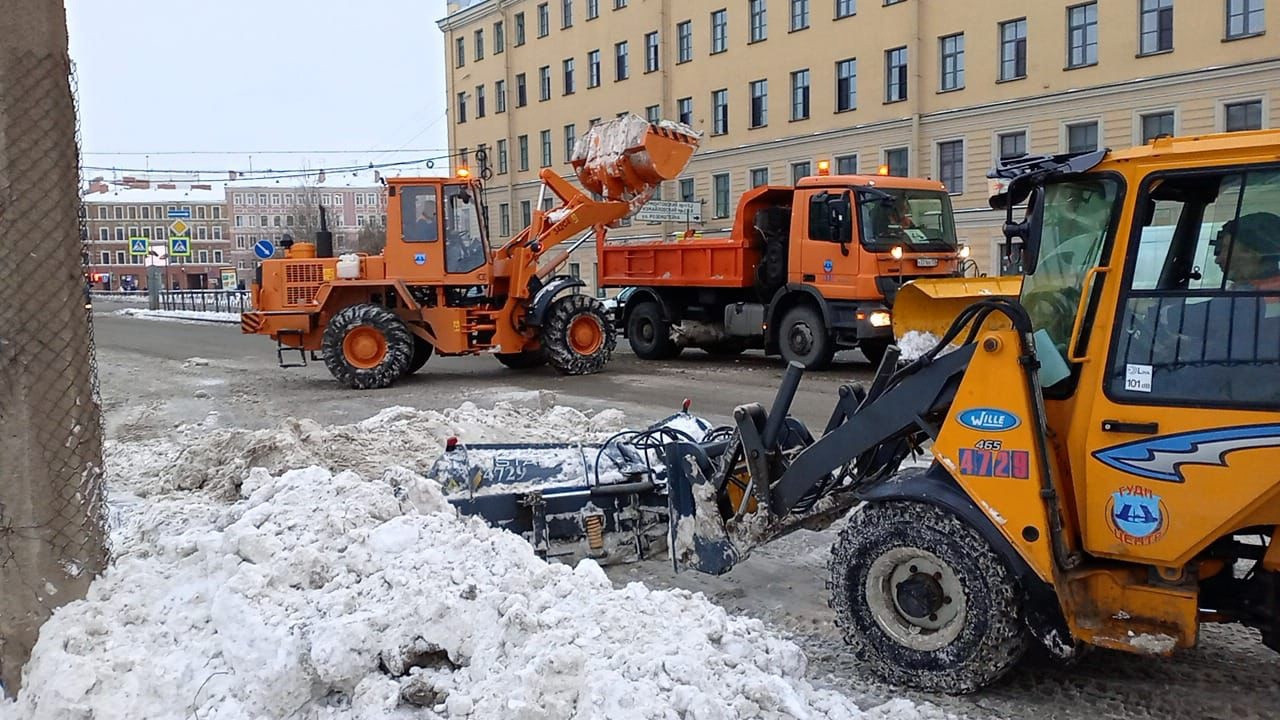 897 снегоуборочных машин прометают городские улицы и вывозят снег |  Телеканал Санкт-Петербург