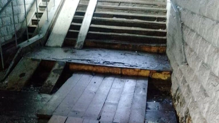 На станции Мельничный Ручей затопило подземный переход - tvspb.ru