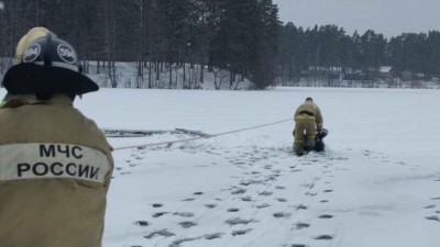 В Ленобласти сотрудники МЧС спасли провалившегося под лед мужчину