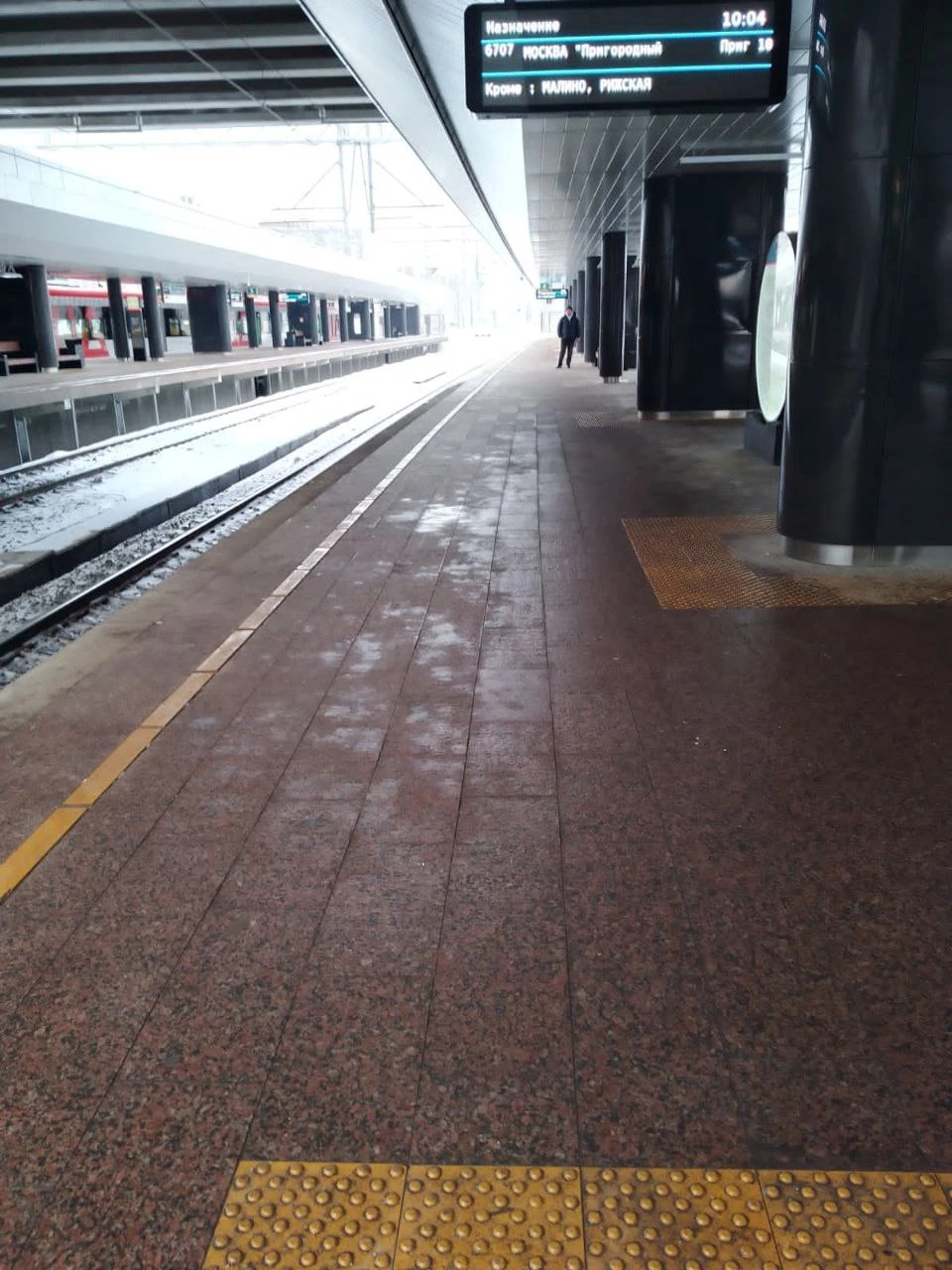 Более 3 тысяч кубометров снега убрали с платформ Октябрьской железной дороги - tvspb.ru