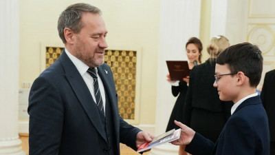 Александр Бельский вручил паспорта юным петербуржцам в День конституции