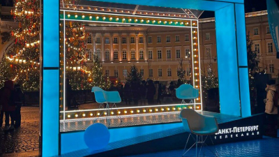 Новогодняя студия телеканала «Санкт-Петербург» продолжает работу на Дворцовой