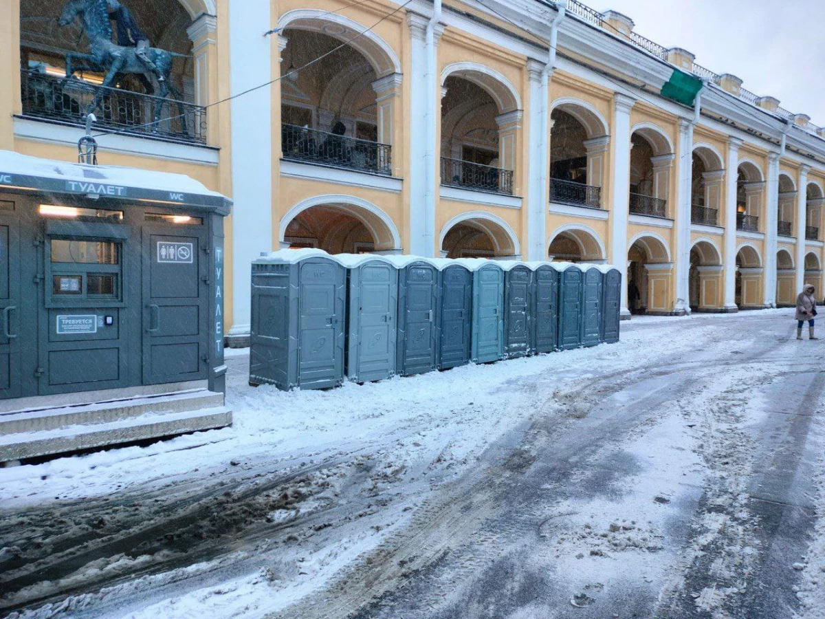 В Петербурге установили 130 дополнительных туалетов, которые будут работать  всю новогоднюю ночь | Телеканал Санкт-Петербург