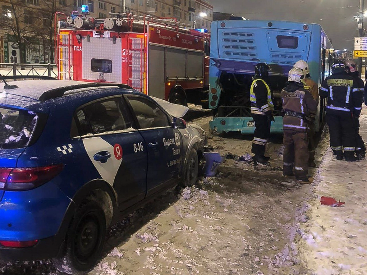 В Петербурге водитель городского автобуса спас человека из горящего автомобиля - tvspb.ru