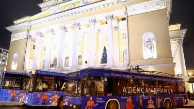 На улицах Петербурга появились автобусы с «Маскарадом»