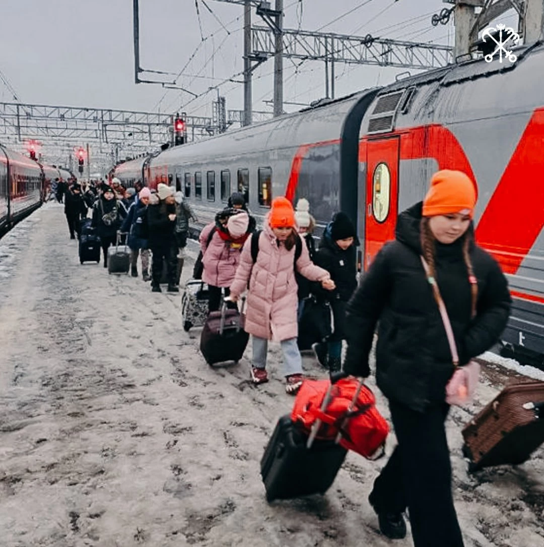 Петербургские новогодние каникулы начались для 104 школьников из Мариуполя - tvspb.ru