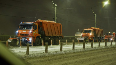 Этой ночью снег, который принес в Петербург «Ваня», будут убирать 929 спецмашин