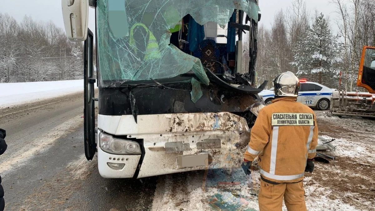Лобовое столкновение: на трассе «Кола» снегоуборочная машина врезалась в автобус - tvspb.ru