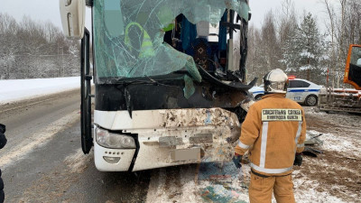 Лобовое столкновение: на трассе «Кола» снегоуборочная машина врезалась в автобус