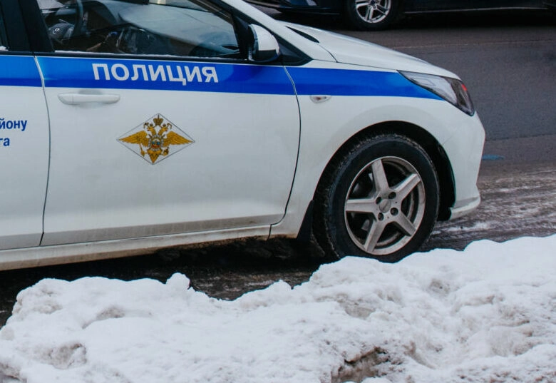 На улице Дыбенко курьер на электровелосипеде избил сотрудника ГИБДД - tvspb.ru