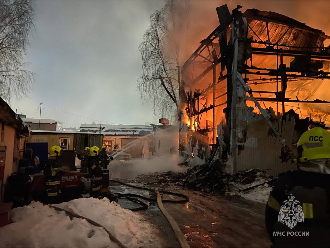 Пожар в ангаре на Складской улице локализовали | 24.12.2023 |  Санкт-Петербург - БезФормата