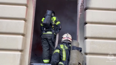 Москвичка почти час курила на окне 13 этажа, а, когда за ней пришли, избила спасателей