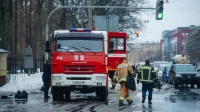 В Шушарах из-за пожара на общем балконе многоэтажного дома эвакуировали 27 человек