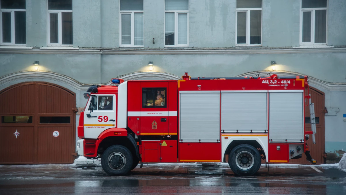 При пожаре в гараже на улице Коммуны пострадал мужчина - tvspb.ru