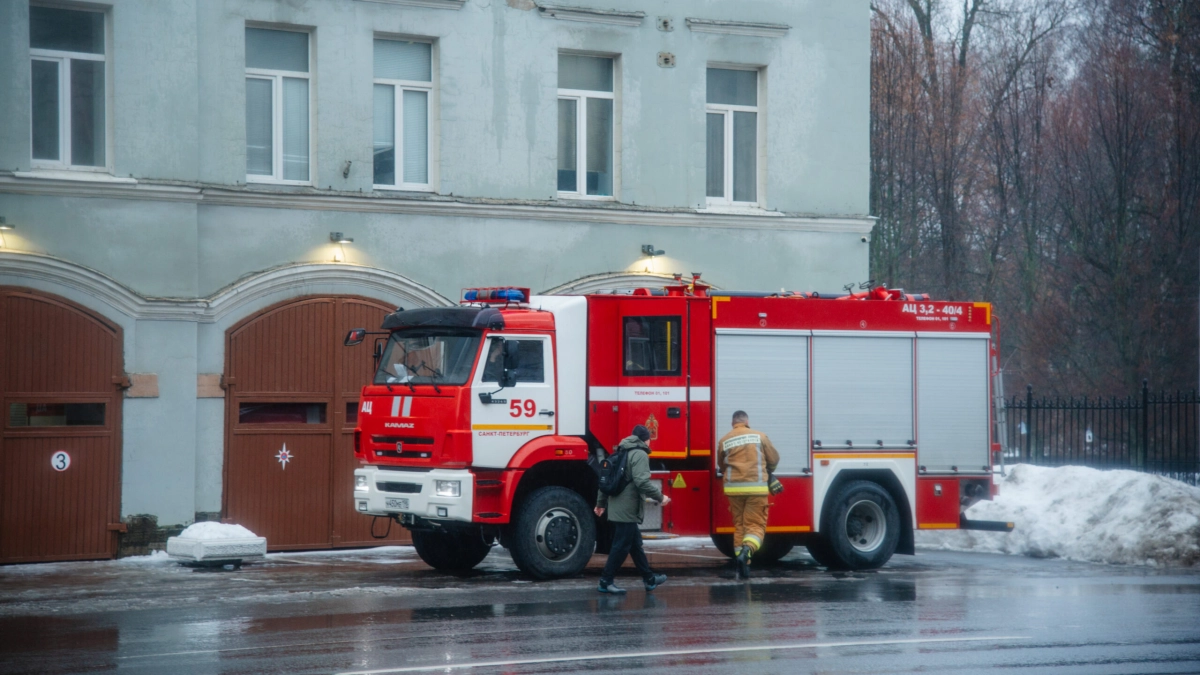 Петербуржец попал в больницу с ожогами после пожара в Ломоносове |  Телеканал Санкт-Петербург