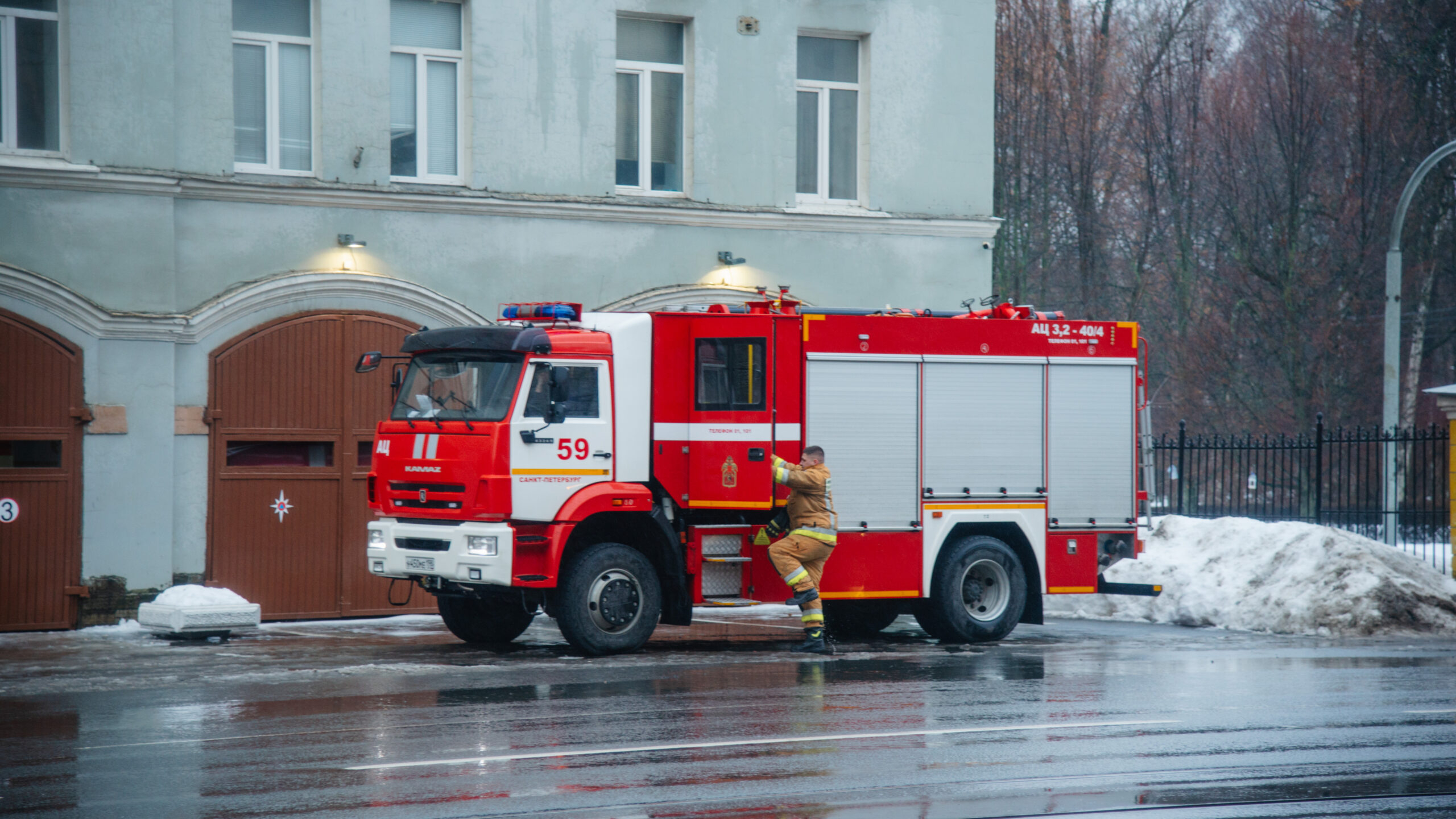 На проспекте Чернышевского в Петербурге загорелась кровля | Телеканал Санкт- Петербург