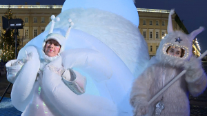 Снежные гигантские улитки в Петербурге