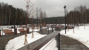 Новая благоустроенная площадка на набережной реки Лапка