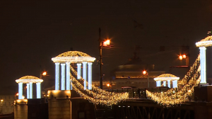 Добавили огоньку: как украшают улицы и мосты Петербурга к новогодним праздникам