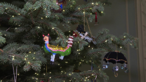 «Корюшка пошла», «Сердце Петербурга» и другие удивительные работы: 250 ёлочных украшений финалистов конкурса «Создай экспонат для Эрмитажа»