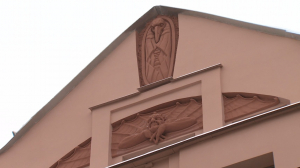 Мефистофель вернулся: восстановленный горельеф снова на фасаде дома Лишневского