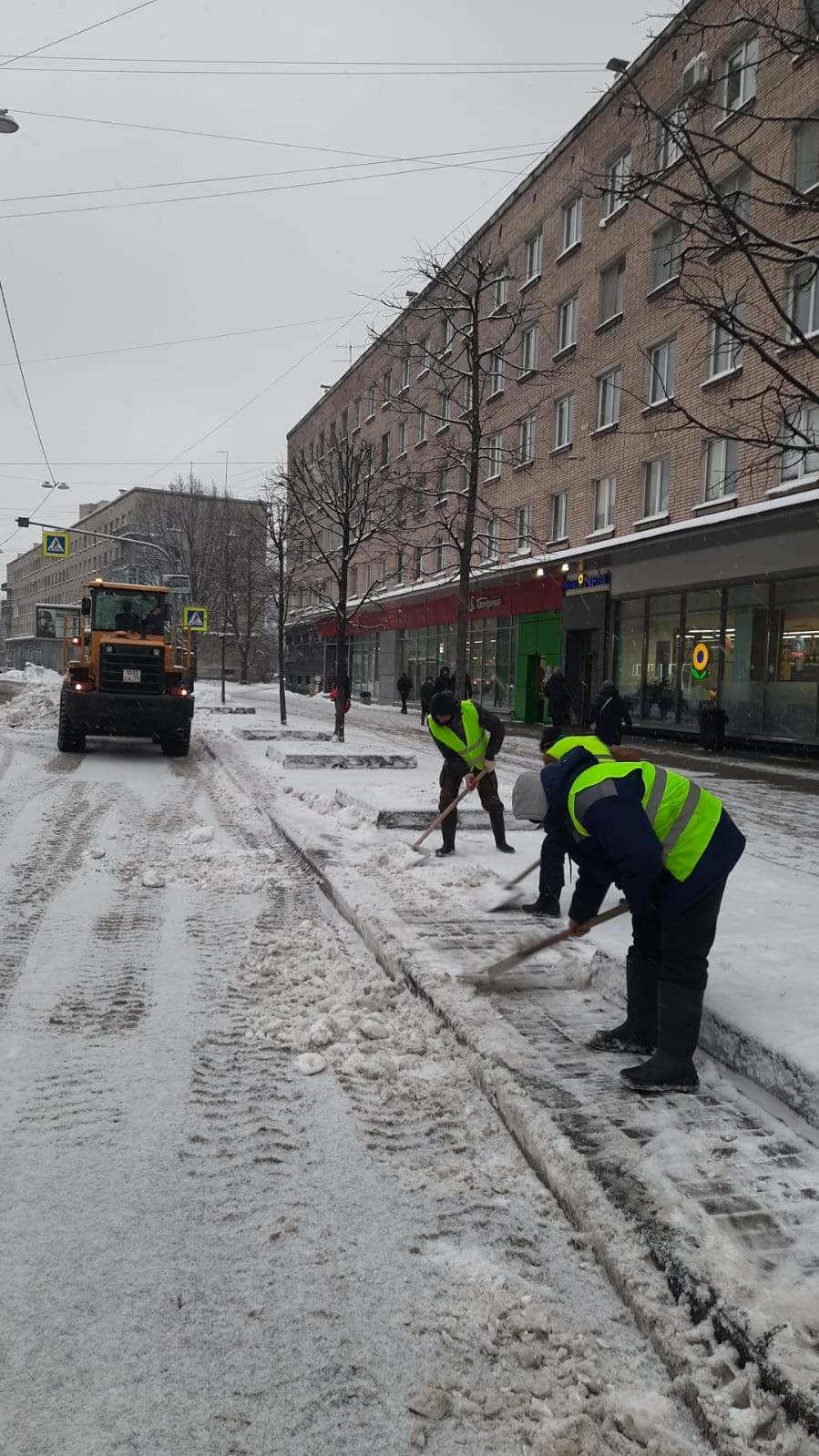 897 снегоуборочных машин прометают городские улицы и вывозят снег |  Телеканал Санкт-Петербург