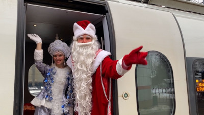 «Волшебный рейс»: Дедушка Мороз вручил подарки юным пассажирам «Сапсана»