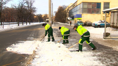 В уборке снега в Петербурге участвуют 894 работника ручного труда и 853 машины