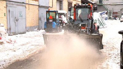 Петербургские коммунальщики тестируют новую технику, готовясь к новым снегопадам