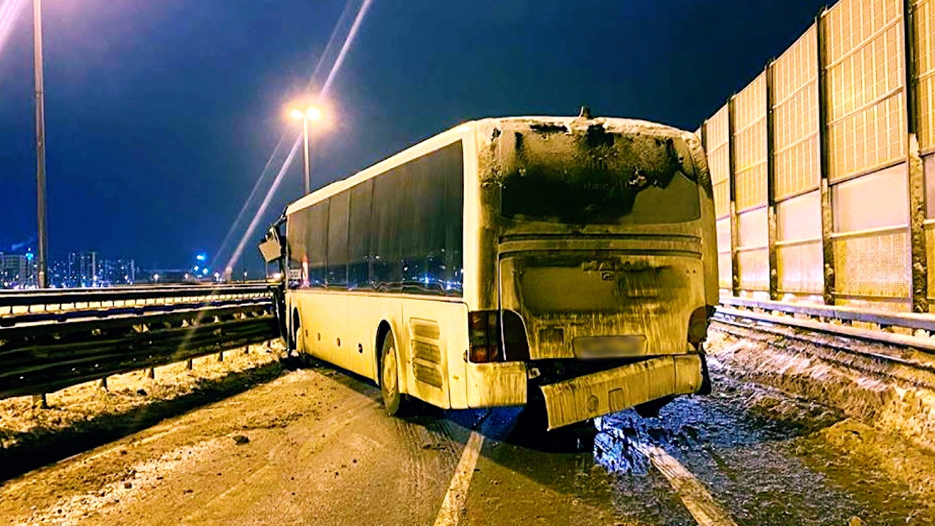 Водитель автобуса попал в реанимацию после ДТП со снегоуборочной машиной на  КАД | Телеканал Санкт-Петербург