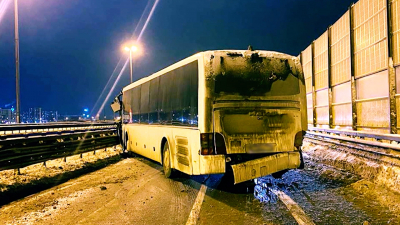 Водитель автобуса попал в реанимацию после ДТП со снегоуборочной машиной на КАД