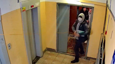 Вандалы разгромили парадную дома на улице Маршала Захарова