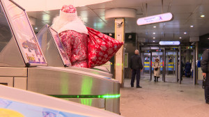 С лыжами, ёлкой или ватрушкой — как провезти популярный зимний негабаритный багаж в метро