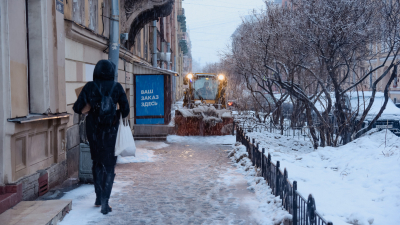 Дорожники Петербурга продолжают устранять наледь на улицах