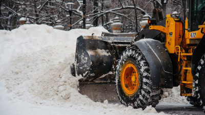 Более 3500 дворников вышли на уборку улиц Петербурга после снегопада