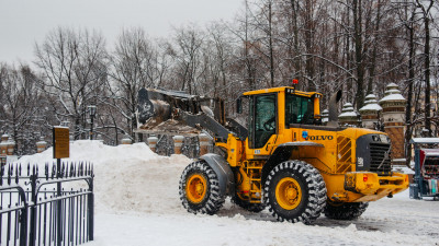 1000 единиц техники и 900 дворников вышли на борьбу со снегом в Петербурге