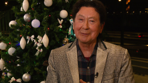 «Улыбайтесь в новом году и всегда!» Заслуженный артист России Альберт Асадуллин поздравляет петербуржцев с Новым годом