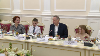 Александр Беглов вручил подарки юным петербуржцам в рамках акций «Елка желаний» и «Дерево желаний»