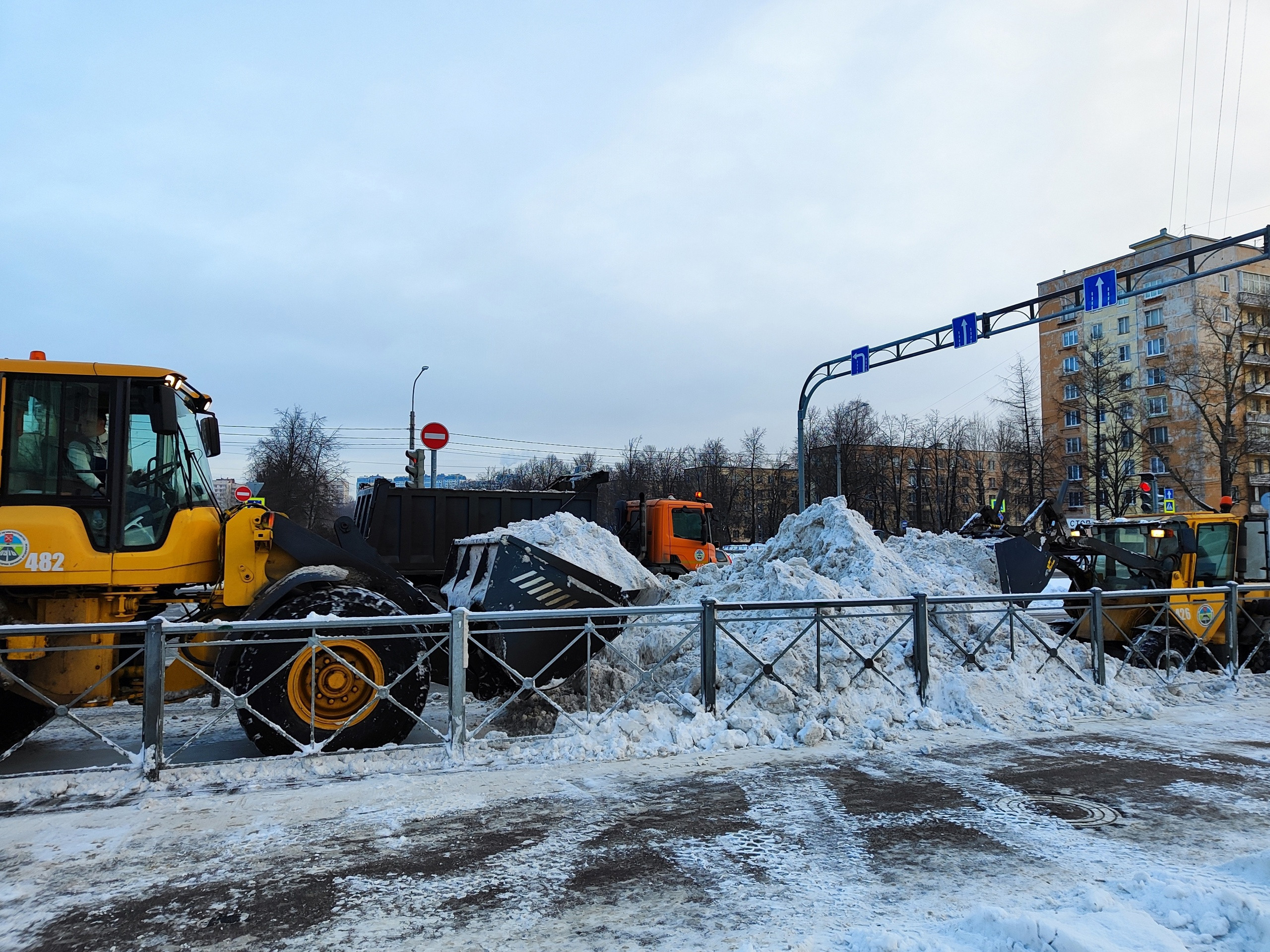 Дорожники пристальное внимание уделяют безопасности автомобилистов и  пешеходов | Телеканал Санкт-Петербург