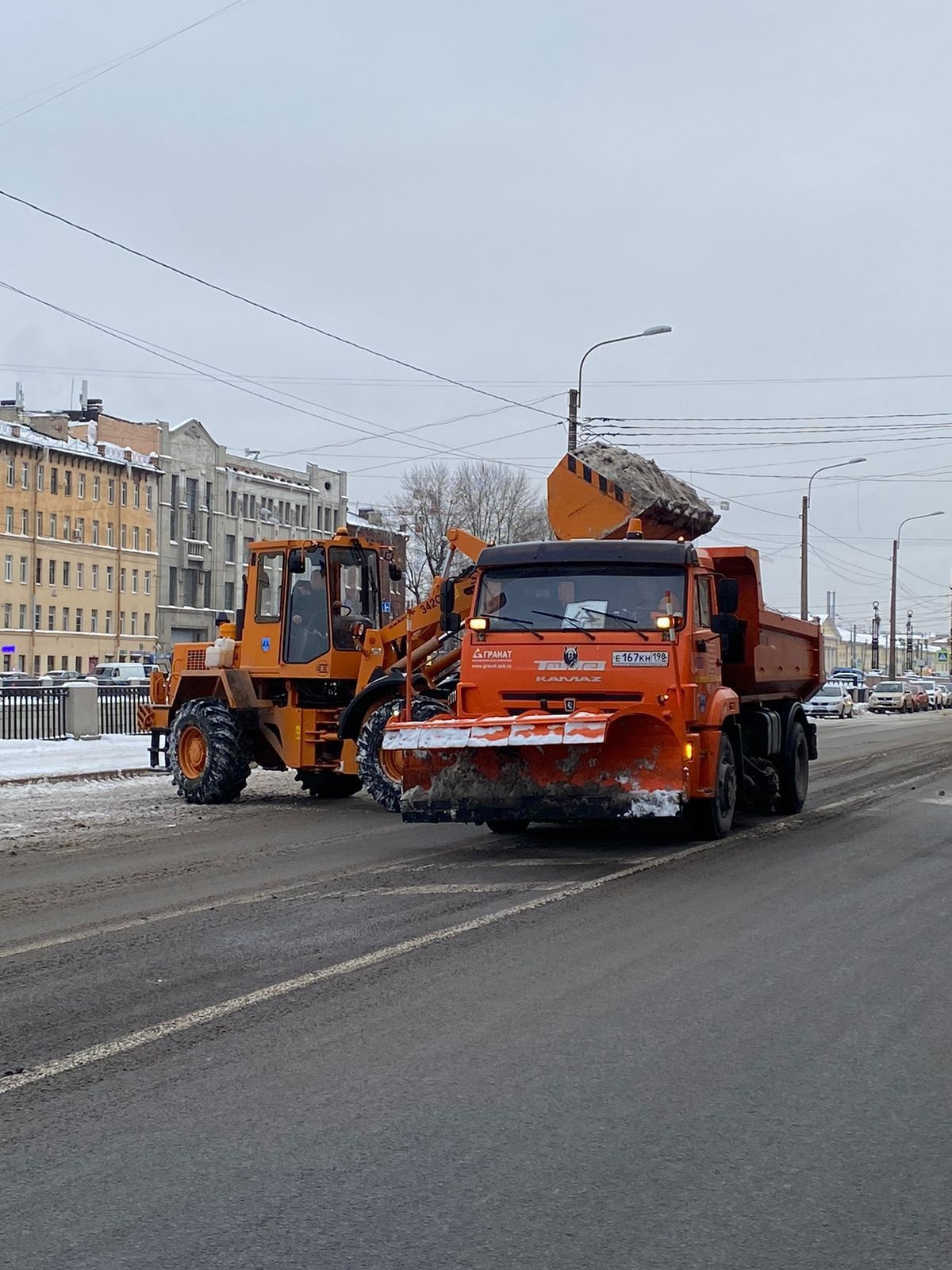 897 снегоуборочных машин прометают городские улицы и вывозят снег |  Телеканал Санкт-Петербург