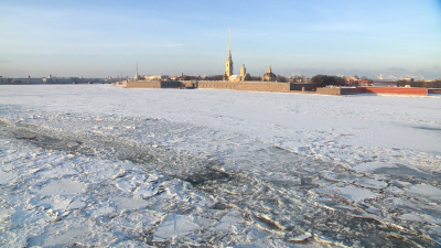 Петербуржцам напомнили, что внешне толстый лед может быть обманчив