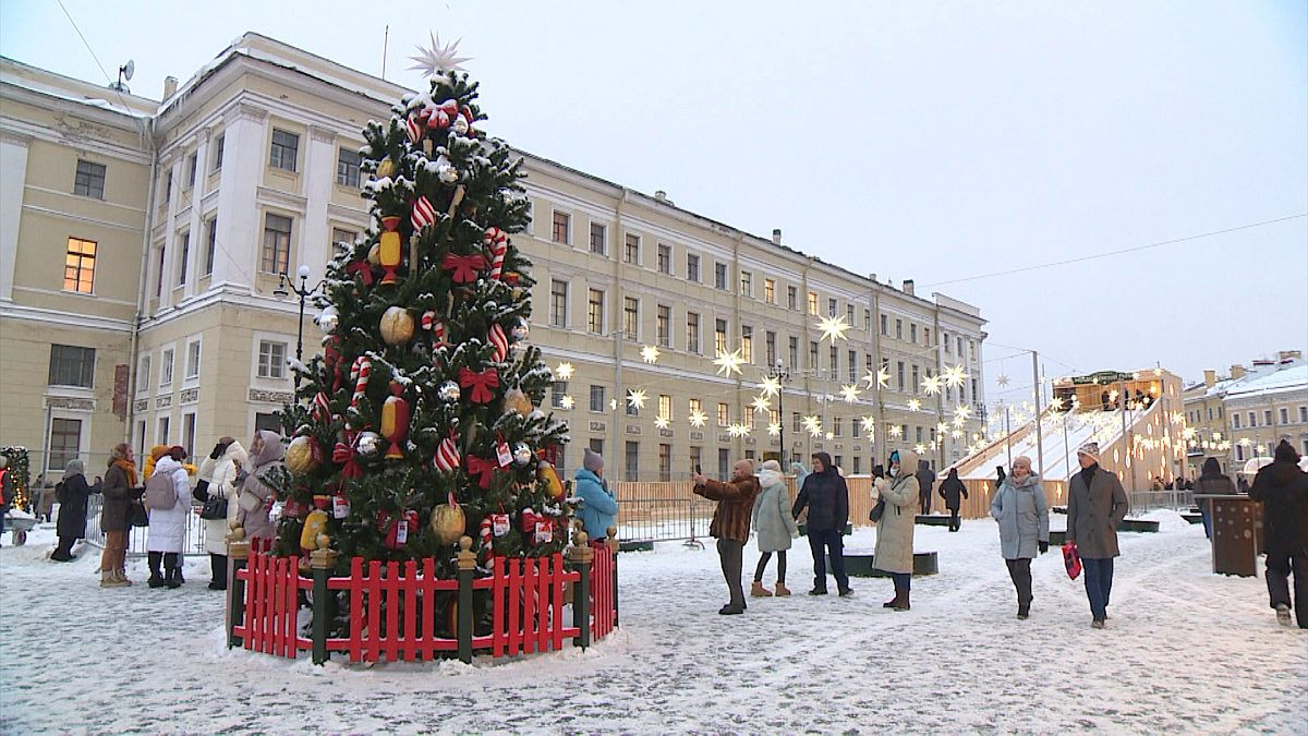 Зима в Санкт-Петербурге. Лыжи, коньки и горка на Дворцовой