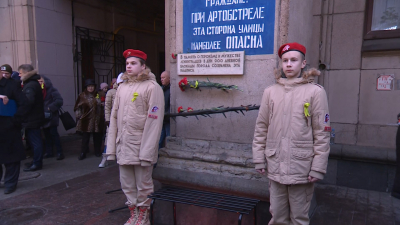 Петербуржцы возложили цветы к мемориальной доске на Невском проспекте