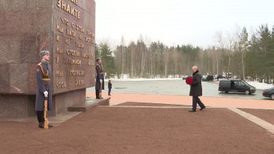 Владимир Путин возложил цветы к Рубежному камню на Невском пятачке